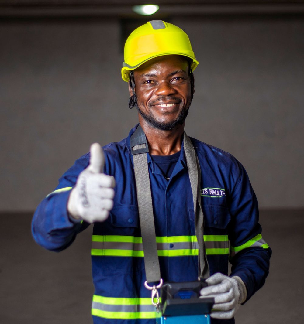 Technicien FMAT-D équipé de son casque, de son harnais et de ses gants sur un site technique