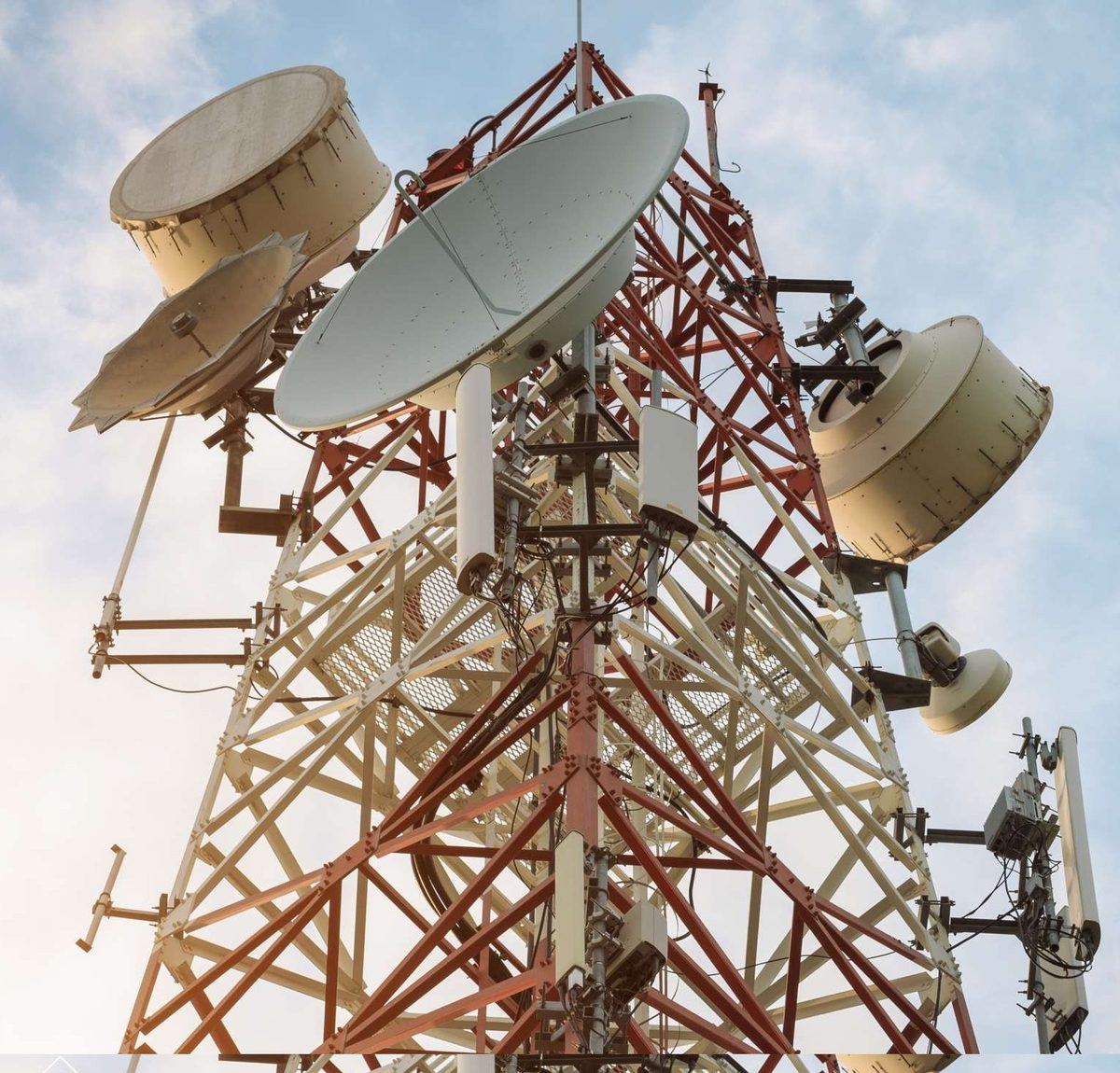 Pylône télécom équipé d'antennes et de faisceaux hertziens